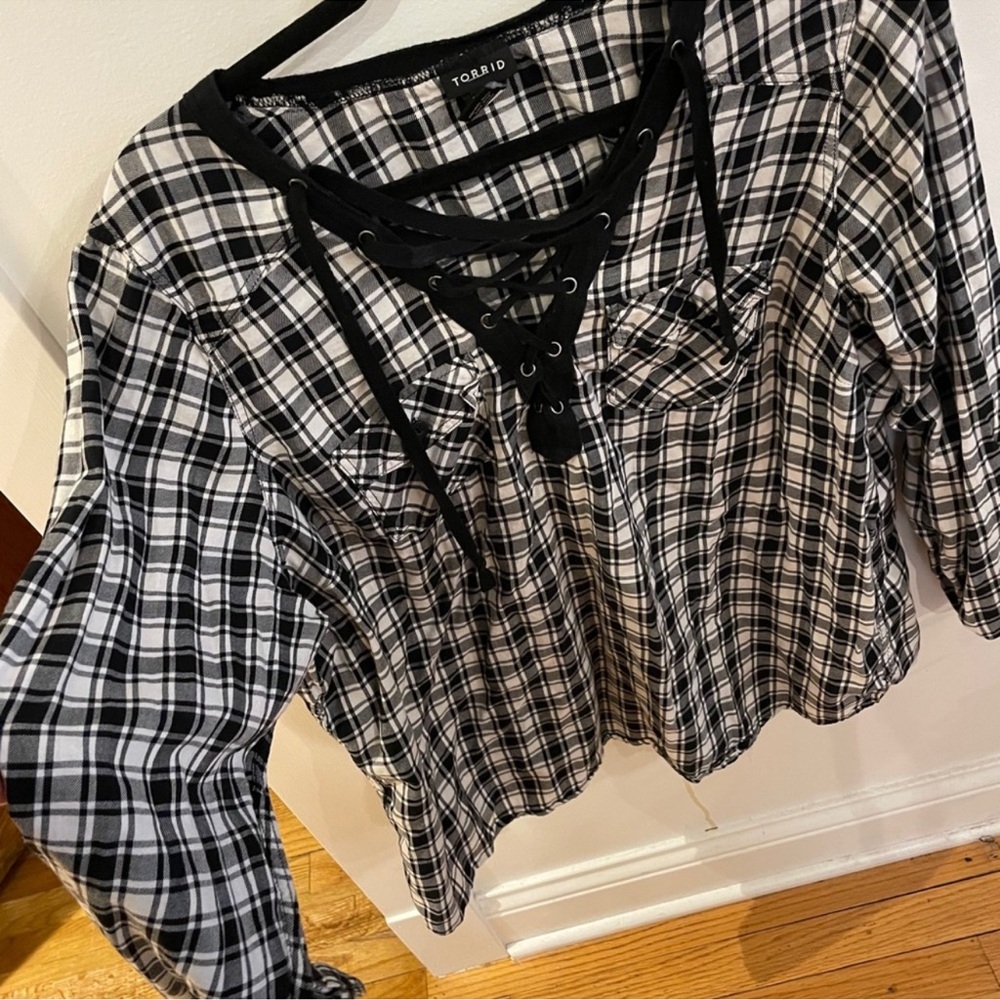 TORRID ๐ค COTTON BLACK/WHITE PLAID LONG SLEEVE LACE-UP BLOUSE TOP Size 1 (14/16) - Picture 9 of 13